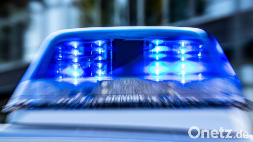 Auf einem Supermarktparkplatz in Weiden ist ein Unfall passiert. Die Polizei bittet nun um Hinweise auf den Verursacher. Symbolbild: David Inderlied/dpa