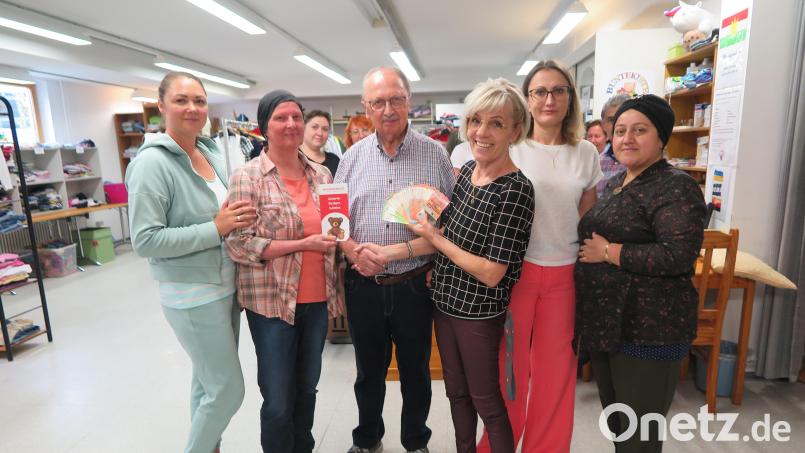 Anita Heindl (Dritte von rechts) übergab Andreas Steinl (Vierter von rechts) eine Geldspende für die Kinderkrebshilfe Oberpfalz. Bild: jzk