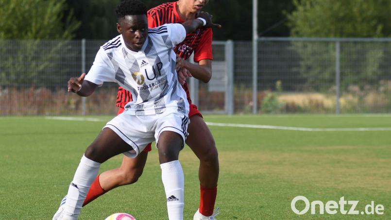 Der Weidener Eddivaldo Dos Santos (vorne) schirmt den Ball gekonnt ab: Die U19 der SpVgg SV Weiden besiegte eine US-amerikanische Mannschaft aus dem Großraum Washington D.C. mit 2:0. Bild: otr