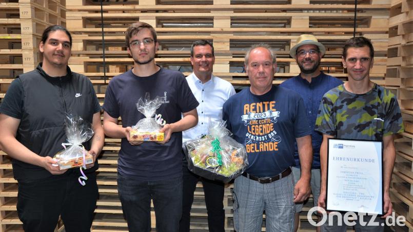 Die Firma Weck-Holz GmbH nutzte das Sommerfest, um Mitarbeiter auszuzeichnen, zu verabschieden und neu im Betrieb zu begrüßen. Im Bild (von links) die neuen Facharbeiter Muhammed Özdemir und Thomas Waidhas, IHK-Geschäftsführer Florian Rieder, Rentner Alfred Wildenauer, Geschäftsführer Johannes Kirchner und Jubilar Christian Prüll. Bild: jr