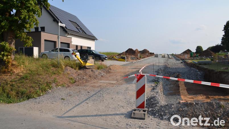 Strom-, Breitband-, Kanal- und Wasserleitungen sind im Baugebiet „Kirchsteig“ bereits verlegt. Derzeit läuft der Straßenbau. Die Erschließung soll im August abgeschlossen werden. Bild: ak