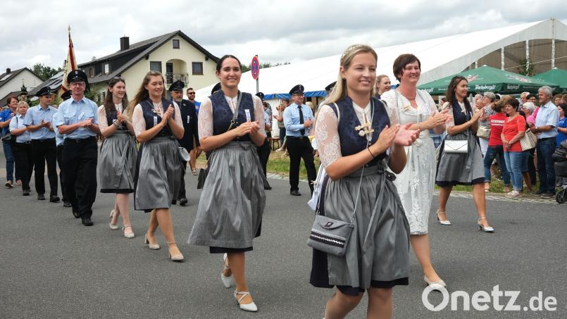 Die Festdamen der Wackersdorfer Feuerwehr klatschten der Nachbarfeuerwehr Rauberweiherhaus zum Jubiläum Beifall. Bild: Hirsch