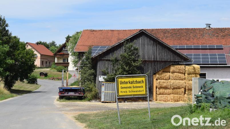 Das Ortsschild von Unterkatzbach soll weiter an den Ortsrand versetzt werden, damit auch dort die Geschwindigkeitsbeschränkung auf 50 Kilometer in der Stunde Gültigkeit hat. Bild: bnr
