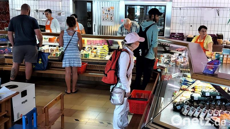 Wer hier in der Oberviechtacher Ausgabestelle der Tafel einkauft, muss knapp kalkulieren. Doch während in mancher deutschen Großstadt inzwischen das Warenangebot dürftiger ist, sehen sich die Einrichtungen im ländlichen Landkreis Schwandorf noch relativ gut aufgestellt. Bild: lg