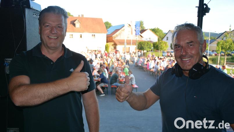 Die beiden DJ´s Rainer Ott (links) und Alex Fellner verbreiteten am Freitagabend bei der Strandparty gute Laune und erinnerten mit ihren Musik an längst vergangene Zeiten. Bild: jr