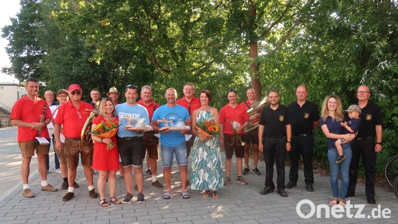 Für ihr 20-jähriges Engagement ehrt die Feuerwehr Vilseck ihre beiden Kommandanten Lothar Hasenstab (vorne links mit Frau Simone) und Peter Ziegler (daneben mit Frau Claudia). Die Feuerwehrkapelle Vilseck sorgt dabei für einen würdigen Rahmen. Neben der Vereinsvorsitzenden Christian Wolf (Zweite von rechts) gratuliert auch die Landkreisführung mit (von rechts) Kreisbrandrat Christof Strobl, Kreisbrandmeister Andreas Luber und Kreisbrandinspektor Michael Iberer. Bild: rha
