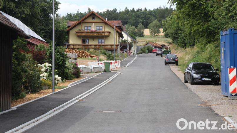 Mit die teuersten Ausgabeposten sind in diesem Jahr der Ausbau der Dietersdorfer Straße (Bild) und der (Abweigung links) Brünnlweg, die in den nächsten Monaten fertiggestellt werden. Bild: frd