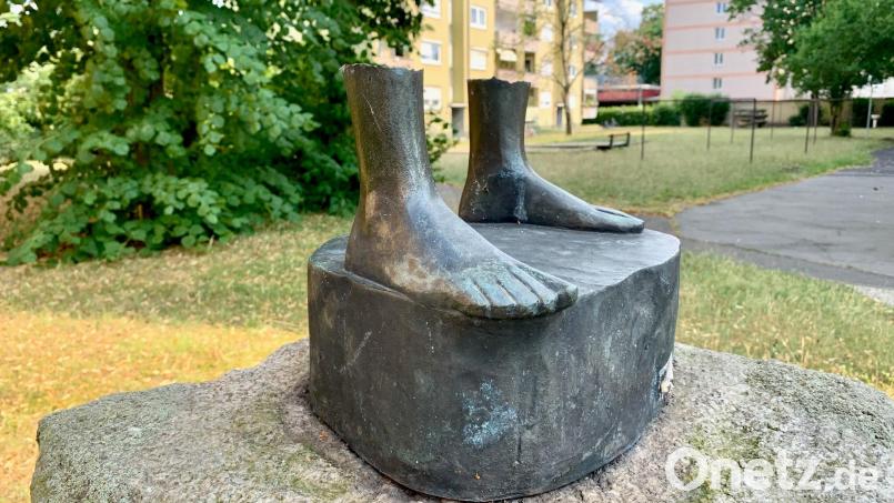Wem gehören diese Füße? Wo ist der Rest? Die vor Jahren zerstörte Bronzeskulptur des Künstlers Günter Mauermann gibt Rätsel auf. Bild: Gabi Schönberger