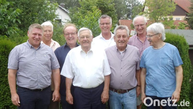 Josef Wiesnet feierte seinen 90. Geburtstag (von links): Stellvertretender CSU-OV Martin Merkl, Angler-Ehrenvorsitzender Klaus Forster, Stadtrat Hans-Jürgen Schönberger, Josef Wiesnet, Bürgermeister Hermann Falk, CSU-Ehrenvorsitzender Werner Schulz, Robert Dotzler und Walter Majecki. Bild: u