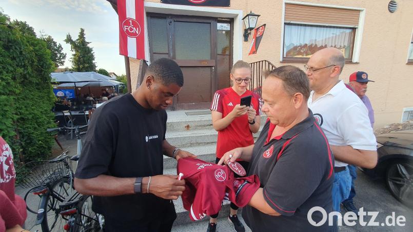 Eines seiner letzten Autogramme als Club-Stürmer: Kwadwo Duah (links) am Freitagabend beim Fanclub-Besuch in Schwandorf. Bild: mr