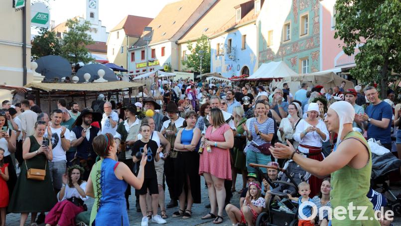 Die historische Nabburger Altstadt ist voll. Jongleure und Akrobaten belustigen das Besuchervolk. Bild:  Götz