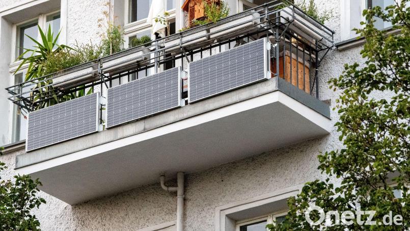 Derzeit in alle Munde: Eine Photovoltaik-Anlage für den Balkon. Symbolbild: Bernd Diekjobst/dpa