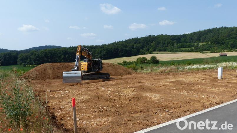 Den Spatenstich fürs erste Bauvorhaben im neuen Baugebiet Kastl Süd II übernahm der Bagger einer örtlichen Tiefbaufirma. Bild: jp