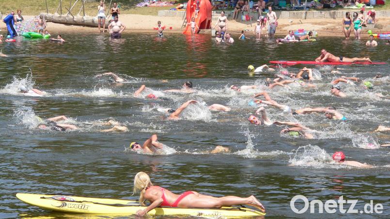 Gesichert von der Wasserwacht starteten die Teilnehmer auf den Dreieckkurs über 500 Meter. Bild: rn