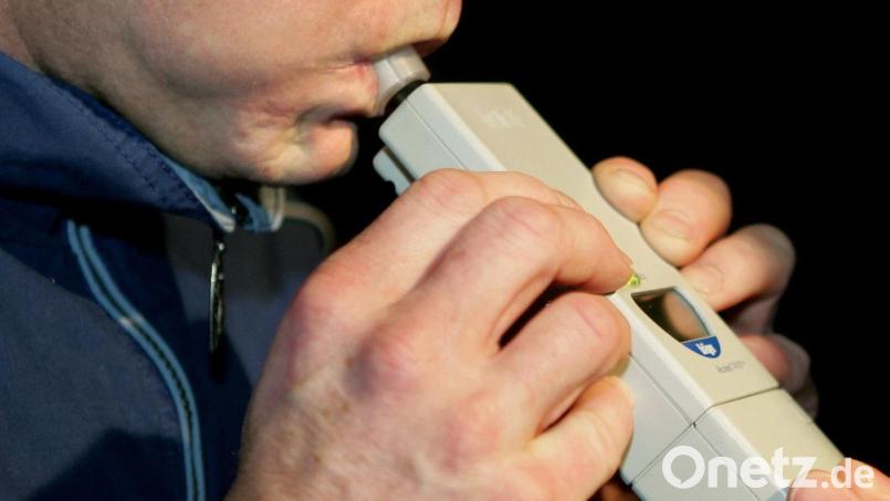 Ein 25-Jähriger ist mit fast zwei Promille am Steuer erwischt worden. Symbolbild: dpa/Uli Deck