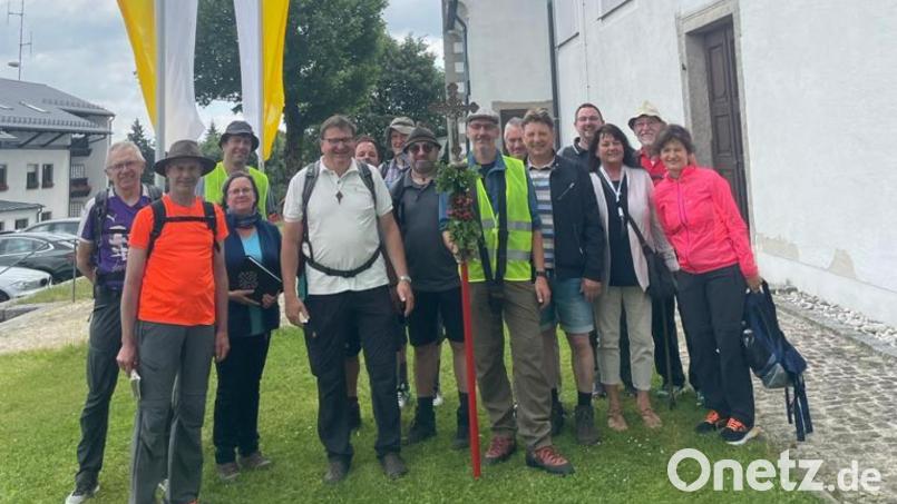 Es ist geschafft: Die Pilger vor der Wallfahrtskirche am Fahrenberg. Bild: Hofmann/exb