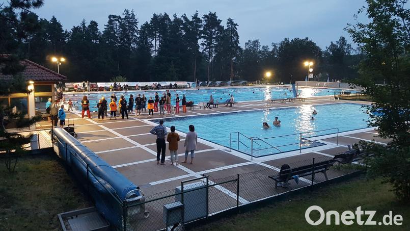 Besondere Atmosphäre in der Dämmerung: Heuer gibt es eine Neuauflage des 24-Stunden-Schwimmens im Weidener Schätzlerbad. Bild: Lions-Club Weiden/exb