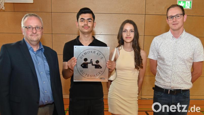 Stolz sind die Schülersprecher der Dreifaltigkeits-Mittelschule, dass ihrer Schule das Gütesiegel Demokratie verliehen wurde (von links): Rektor Udo Leitz, die Schülersprecher Rus Firas und Anastasia Gerlach sowie Projektleiter Christoph Hollweck. Bild: gf