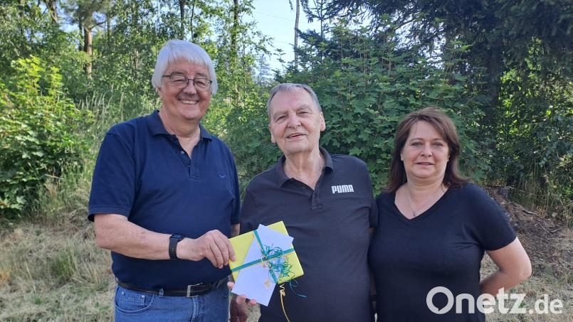 Jörg-Rüdiger und Sabine Grothe mit Zweitem Bürgermeister Frank Scharl (links). Bild: gis