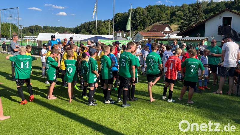 Schirmherr Gregor Paulus (rechts) und DJK-Jugendleiter Stefan Kutzer bei einer der Siegerehrungen. Bild: rba