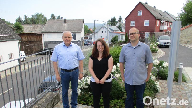 Bürgermeister Günter Kopp (links) und Geschäftsleiter Christopher Östreicher hießen Franziska Pocker (von rechts) willkommen. Bild: Gemeinde Kulmain/exb