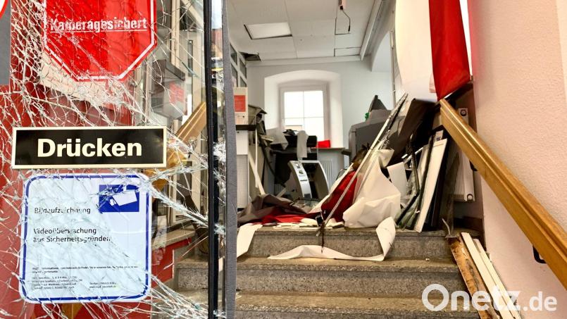 Unbekannte haben im Oktober 2022 einen Geldautomaten der Sparkasse in Luhe gesprengt. Archivbild: Gabi Schönberger