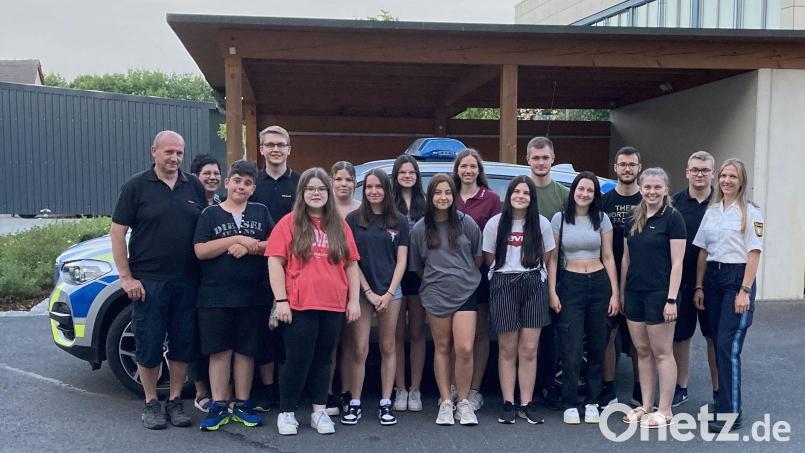 Die Mitglieder der Jugendfeuerwehr Mitterteich zusammen mit der angehenden Polizistin Carolina Grabis (rechts) vor der Polizeiinspektion Waldsassen. Bild: Polizeiinspektion Waldsassen/exb