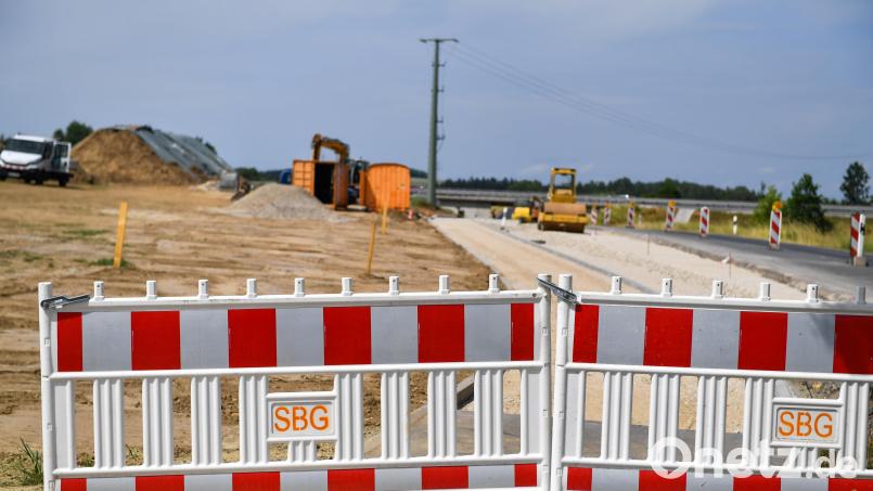 Auf dem Gelände im Gebiet Rathaushütte in Lorenzreuth, links neben der Straßenbaustelle, wird das Gefängnis gebaut werden. Im Hintergrund ist die Autobahn zu sehen. Bild: Florian Miedl/fph