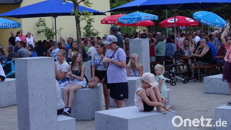 Als die Hitze endlich nachließ, füllte sich der Platz zwischen Kirche und Schule in Dürnsricht ziemlich rasch. Bis weit nach Mitternacht wurde am Samstag gefeiert. Bild: Houschka