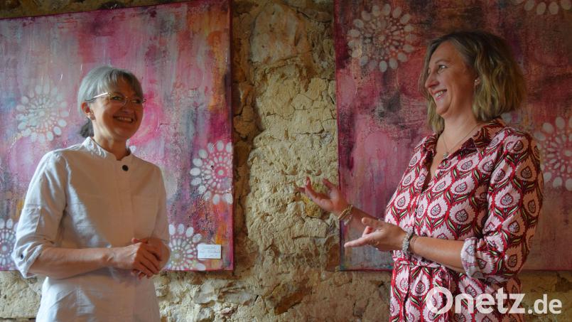 Die Riedenerin Sabine Riepl (rechts) stellt erstmals in der Hammermühle in Hohenburg bei Beate Schaller einen Teil ihrer Bilder aus. Bis Ende August 2023 sind sie zu sehen. Bild: bö