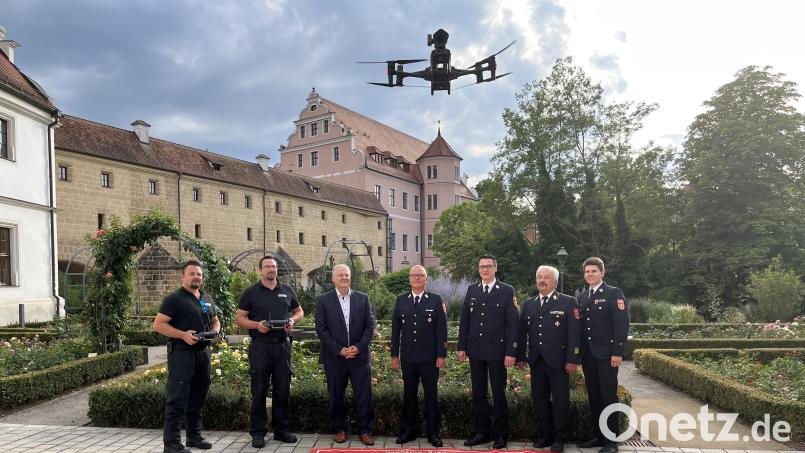 Testflug der neuen Drohne im Rosengarten unter den Augen der Piloten Christopher Richter und Alwin Holzner sowie Landrat Richard Reisinger, Kreisbrandrat Christof Strobl, Kreisbrandinspekteur Armin Daubenmerkl, Ehrenkreisbrandrat Fredi Weiß und Kreisbrandmeister Dominik Ernst von der Fachgruppe Drohne. Bild: Christine Hollederer