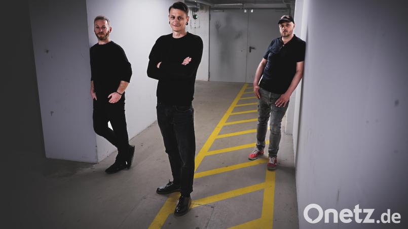 Exklusiv für die Hörspielmacher Mario Weiß, Michael Prechtl und Mike Schießl (von links) wurde der Fahrradkeller des HCA-Gymnasiums zur Yellow-King-Fotokulisse. Bild: Marco Räder-Rubenbauer/exb