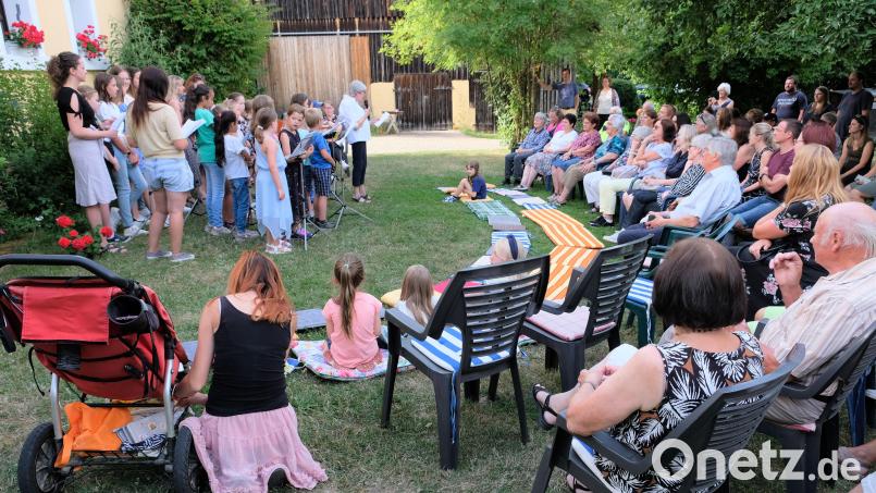 Moderiert von Rosi Schuller erfreut der Singkreis der Pfarrei Kirchenthumbach im Hausgarten der Blechmühle die vielen Besucher mit einem erfrischenden Freiluftsingen. Bild: do