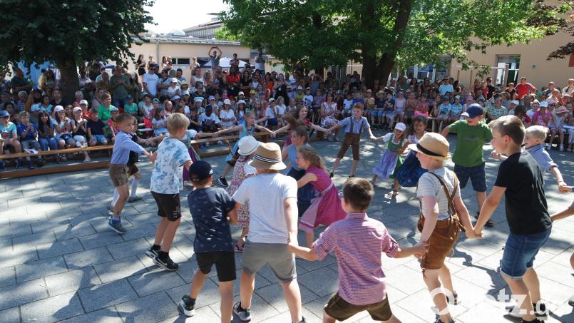 Die Klassen überlegten sich beim Schulfest der Grundschule Wernberg-Köblitz verschiedene musikalische Beiträge. Bild: Ries/exb