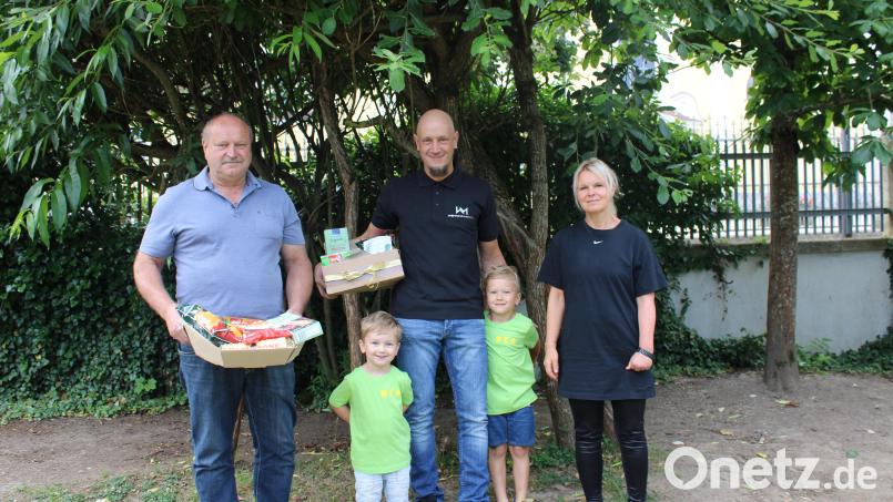 T-Shirt-Spende der Firma Wenning Metall aus Erbendorf an den Kindergarten &quot;Kunterbunt&quot;. Auf dem Bild (von links): Senior-Chef Franz Wenning, Junior-Chef Tobias Wenning mit seinen beiden Söhnen, Kindergartenleitung Sabine Schöpf-Schreiber. Bild: Kindergarten &quot;Kunterbunt&quot; Erbendorf/exb