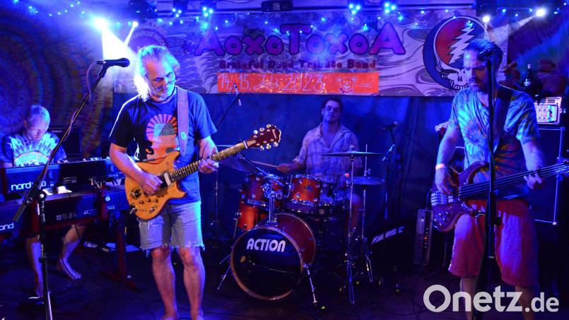 Die "Grateful Dead"-Tribute Band "AoxoToxoA" sorgt im Kulturbahnhof in Weiden für eine ganz besondere Stimmung. Bild: Kunz