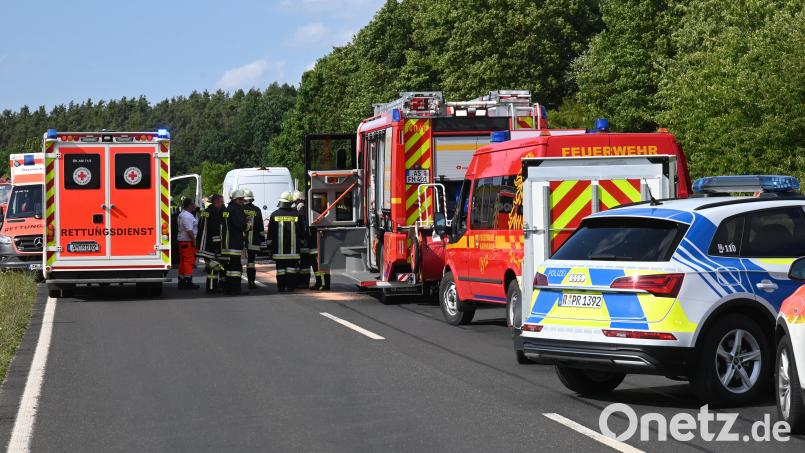 Auf der Anhöhe Süßer Berg zwischen Hahnbach und Vilseck kam es zu einem Auffahrunfall – dabei wurde ein Skoda in den Straßengraben geschleudert. Bild: gf