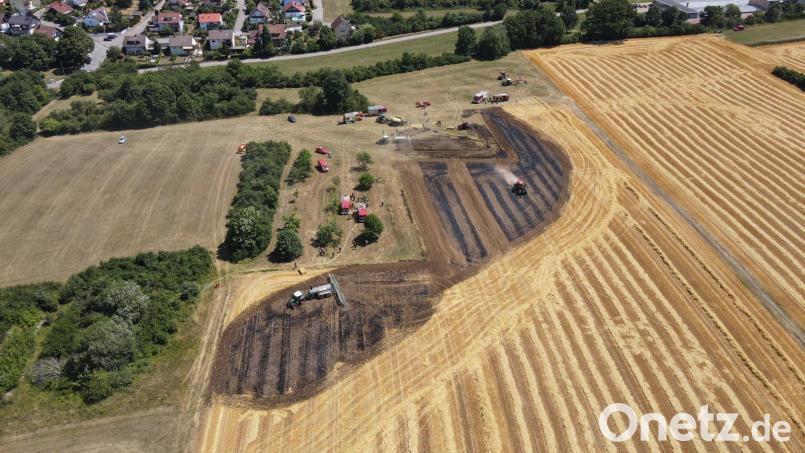 Bei Hartmannshof brannte zunächst eine Ballenpresse, dann ein Hektar Feld. Bild: Freiwillige Feuerwehr Hersbruck
