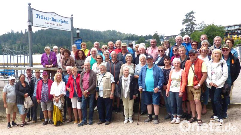 Die 51 Teilnehmer der Schwarzwald-Fahrt am Anlegesteg zur Rundfahrt über den Titisee. Bild: no