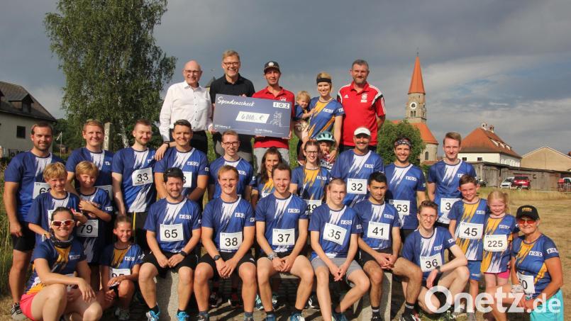 Eine Spende in Höhe von 6000 Euro übergab die IGZ an die DJK Falkenberg. Vorne im Bild das Lauf-Team der IGZ, hinten von links Martin Franz, IGZ-Geschäftsführer Johann Zrenner, DJK-Vorsitzender Wolfgang Knoll, Katharina Zrenner und Zweiter DJK-Vorsitzender Thomas Träger. Bild: kro