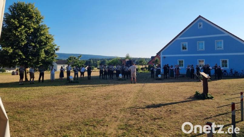 Die Jagdhornbläser haben sich bei ihrem Treffen in Holzhammer ein schattiges Plätzchen gesucht. Bild: Manuela Schadl/exb