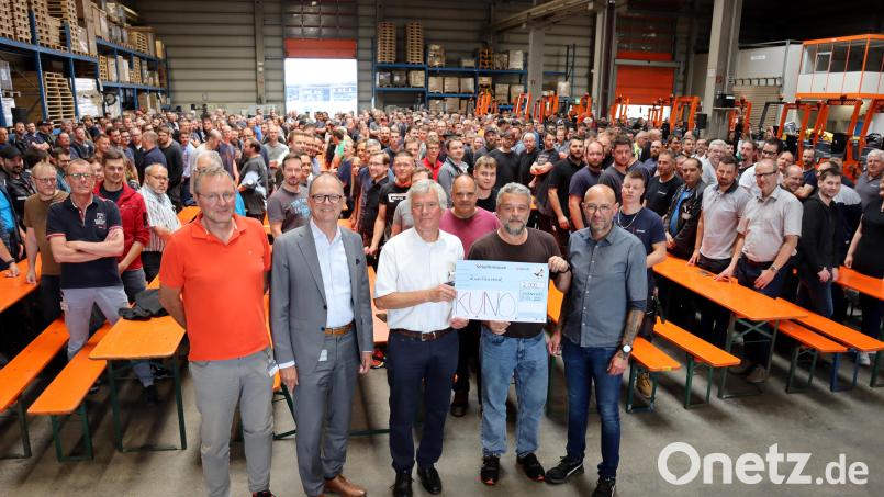 Mit 2000 Euro unterstützen die Mitarbeiter der Hamm AG die Kinder-Uniklinik für Ostbayern. Bild: Hamm AG/exb