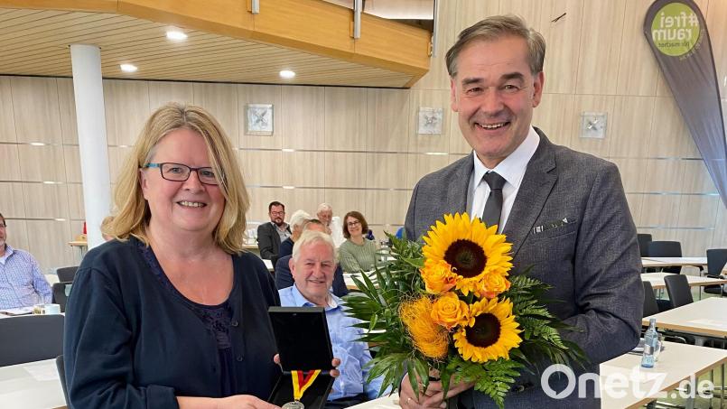 Landrat Peter Berek überreichte an Brigitte Artmann die Ehrenmedaille in Silber des Landkreises Wunsiedel. Bild: Landratsamt Wunsiedel/exb