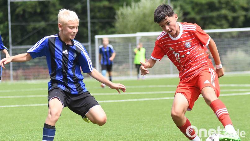 Der Nachwuchs der SpVgg SV Weiden (schwarz-blaue Trikots) ergatterte den einzigen Punkt beim Ostbayerncup ausgerechnet gegen den späteren Turniersieger FC Bayern München. Bild: otr