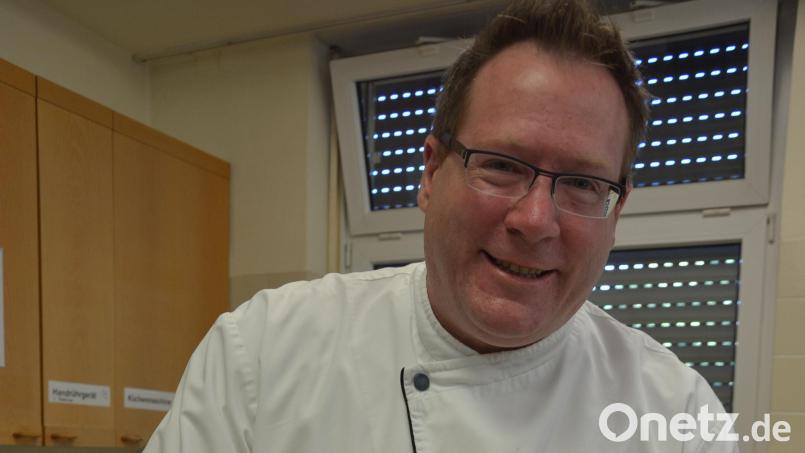 Schmankerlkoch Johann Lemberger bereitet in Bad Neualbenreuth ein veganes-vegetarisches Drei-Gänge-Menü zu. Bild: jr