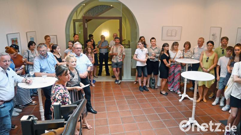 Zahlreiche Gäste, unter ihnen (vorne von links um den runden Tisch) Kulturreferent Fabian Kern, Schulleiter Georg Meyer, Bürgermeister Martin Preuß, Deutschlehrerin Veronika Frenzel und Kunsterzieherin Susanna Rosemann, nahmen an der Ausstellungseröffnung teil. Bild: Susanne Schwab/exb
