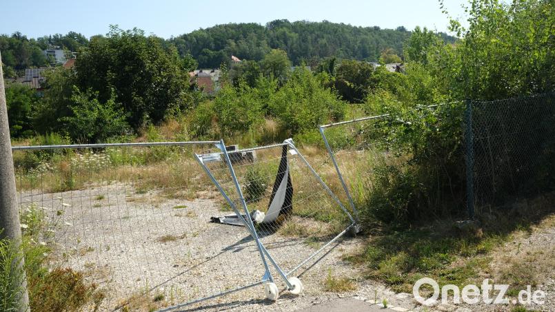 Auf dieser städtischen Brache der ehemaligen Tonwarenfabrik entstehen bis Ende nächsten Jahres 92 geförderte Wohnungen. Bild: Hirsch