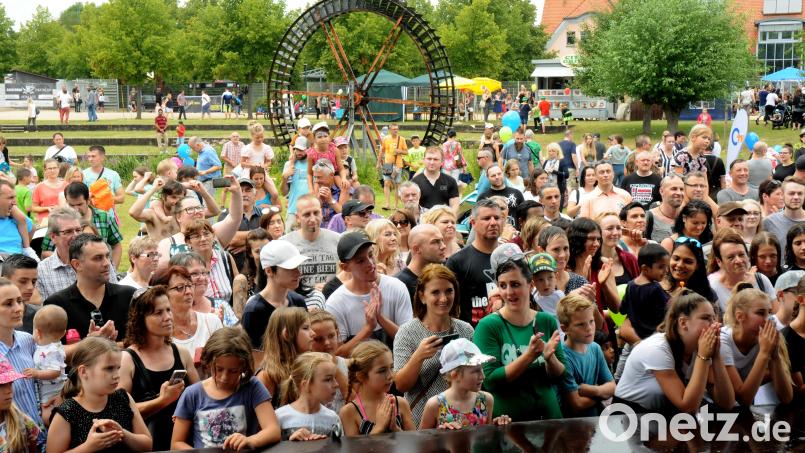 So sieht es aus, wenn in Amberg Kinderfest gefeiert wird. Wie die vielen Stände der Vereine und Organisationen lockt auch das Bühnenprogramm die jungen Besucher und ihre Begleiter an. Archivbild: Stephan Huber