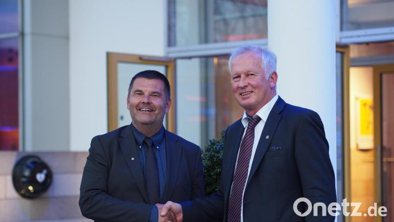 Der scheidende Präsident des Rotary-Clubs Amberg Heinz Schlosser (rechts) übergibt das Amt an
Michael Doblinger (links). Bild: Klaus Horn/exb