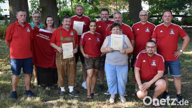 Sandro Spickenreuther (kniend) bleibt Präsident der Pirker Baynernfans. Gewählt werden zudem die Vorstandsmitglieder des Bayernfanclubs. Bild: fz